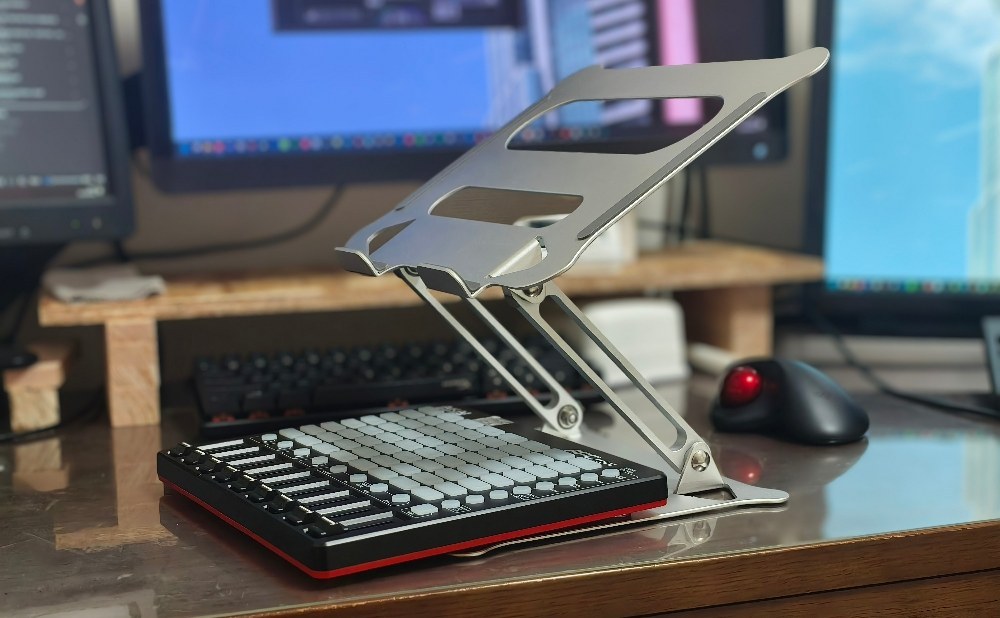 AKAI APC mini を下に置いてみた