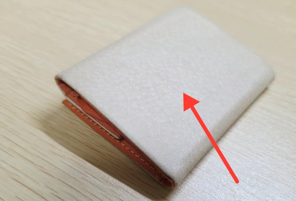紙幣入れ部分にある専用ポケットはちょうど矢印部分の裏側にあり、ここを決済端末にかざして決済できます。ポー。