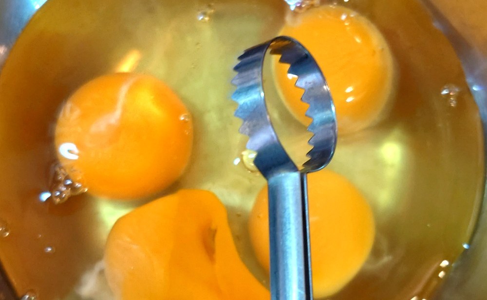よく見るとなぜか黄身が最初から割れてる図