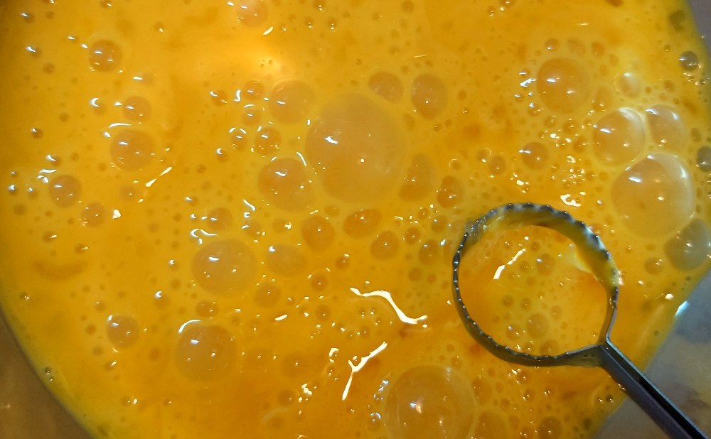 雑に混ぜたら泡だらけの図