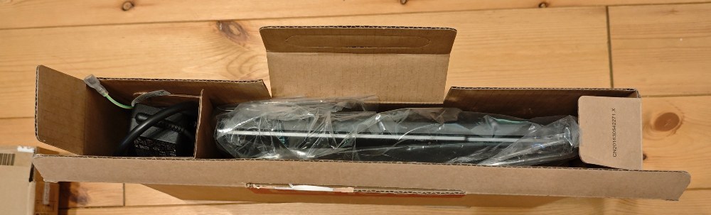中にこんな感じで詰まってる(実際には電源ケーブルもビニルがあったはず)