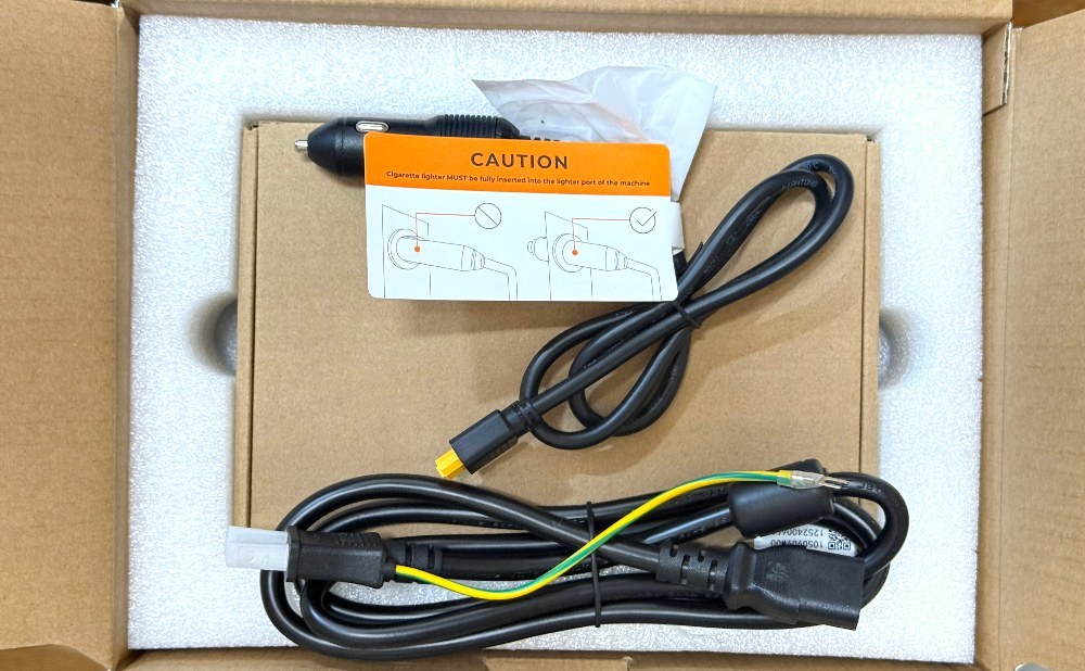 充電ケーブルはACコンセント用、車での走行充電用のケーブルが付属