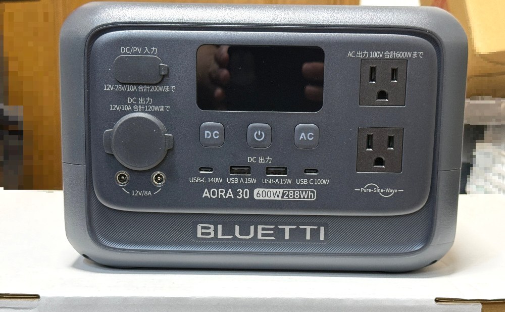 入力ポート、各種出力ポート、電源ボタン、DCボタン、ACボタンなどがあります