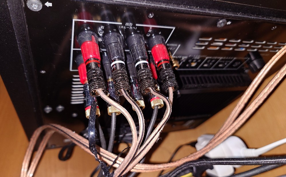 サブウーファー背面。コンポから入力してそのままパッシブスピーカーへ流す。