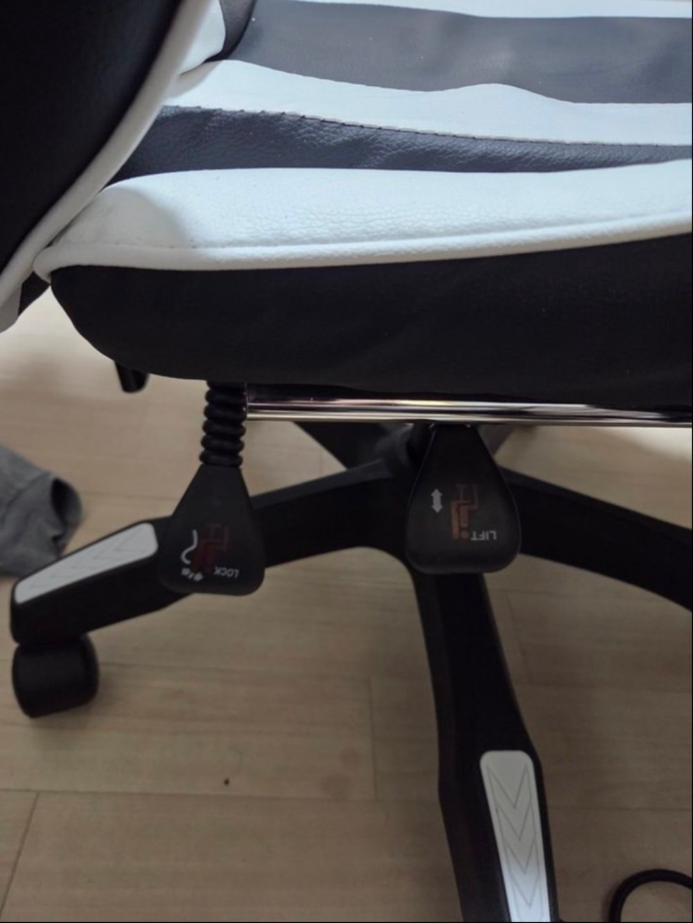 左に映っているのはスウェットです。