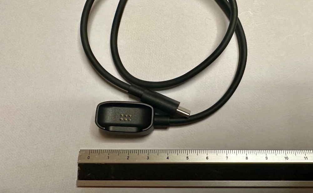 専用充電ケーブルっぽい。それはちょいめんどくさいね