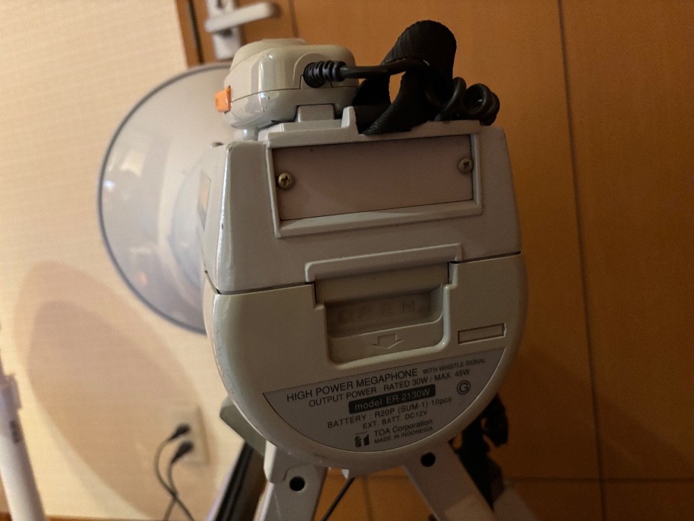 巨大な電池ホルダ
