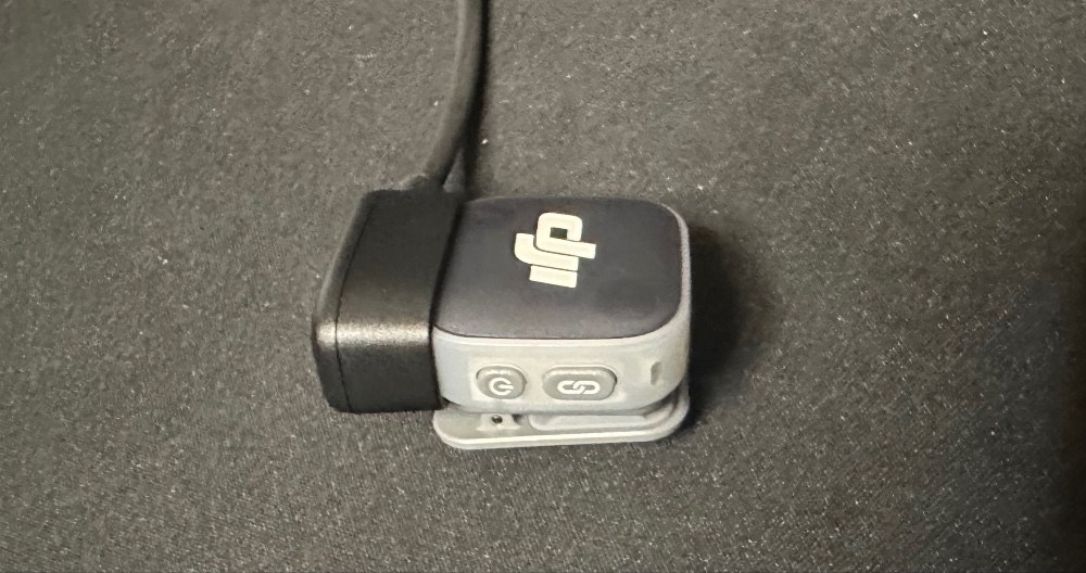 こんな感じで充電する。これも磁石。