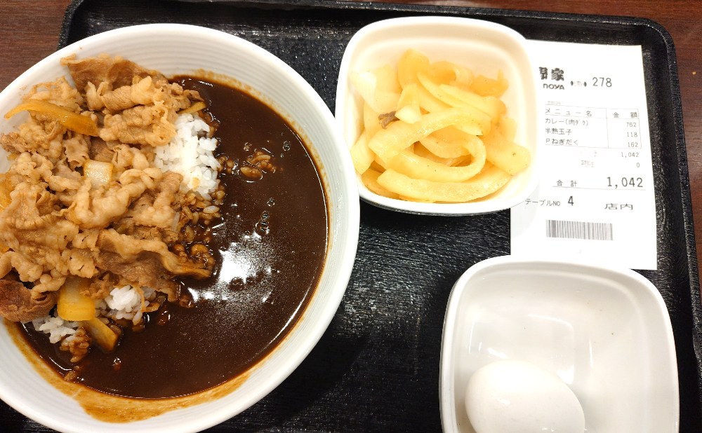 肉だく牛黒カレー ネギダクと半熟卵