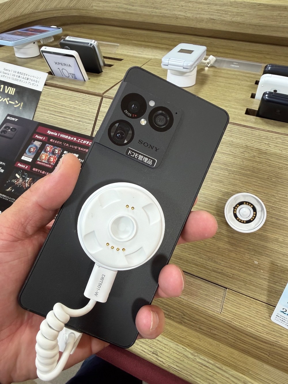 Xperia 1 Ⅷ も。これ、あんまりにもざらつきすぎて、「石」と同じ触り心地。ちょっと好み分かれそう。