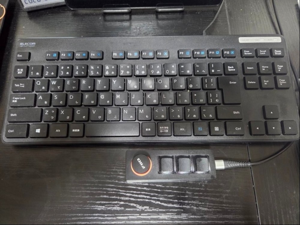 手前はマクロキーボードだよ。