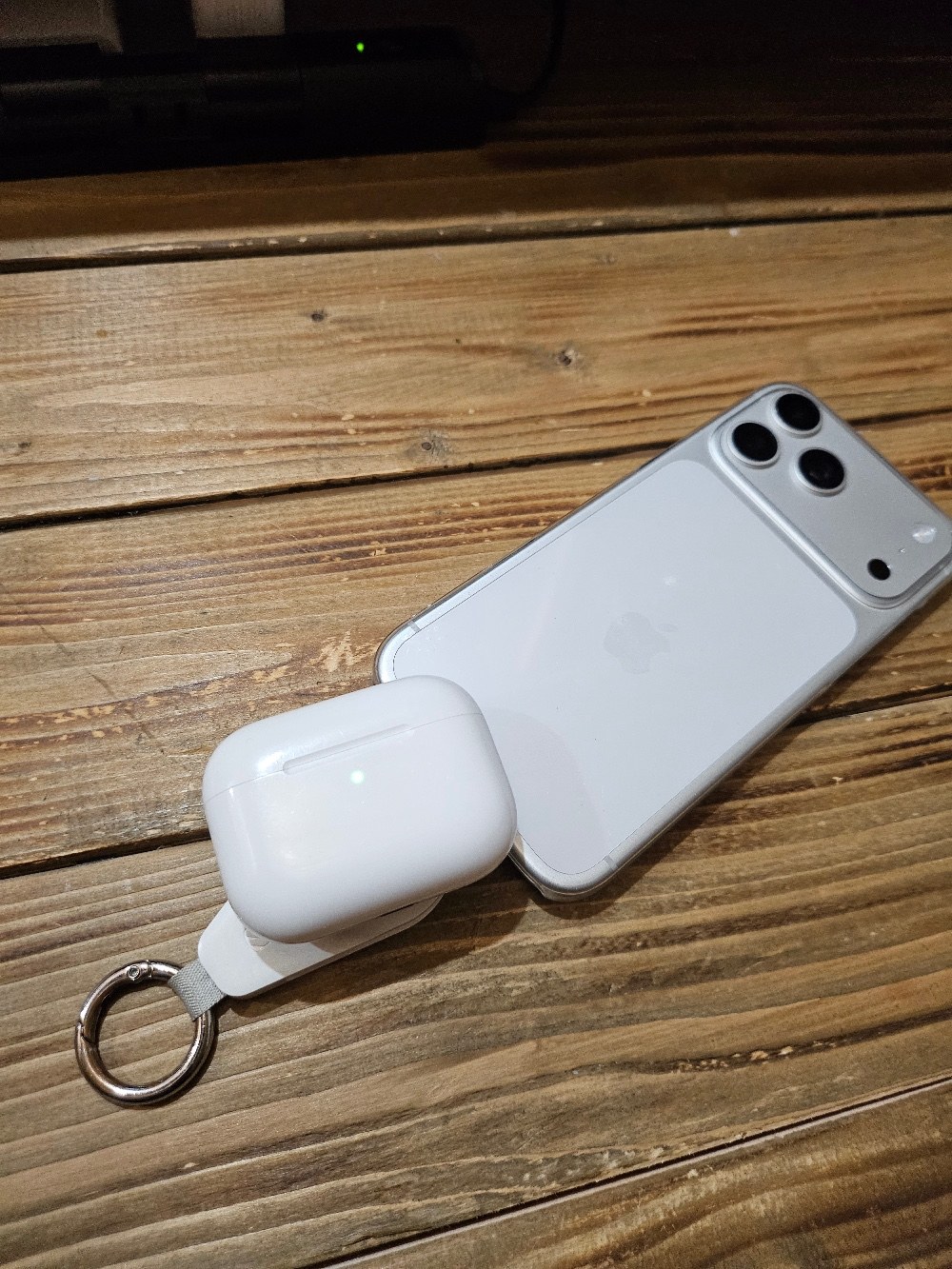 AirPods Pro3もいけますよ。(2〜はApple Watch純正充電器と互換対応しているので)