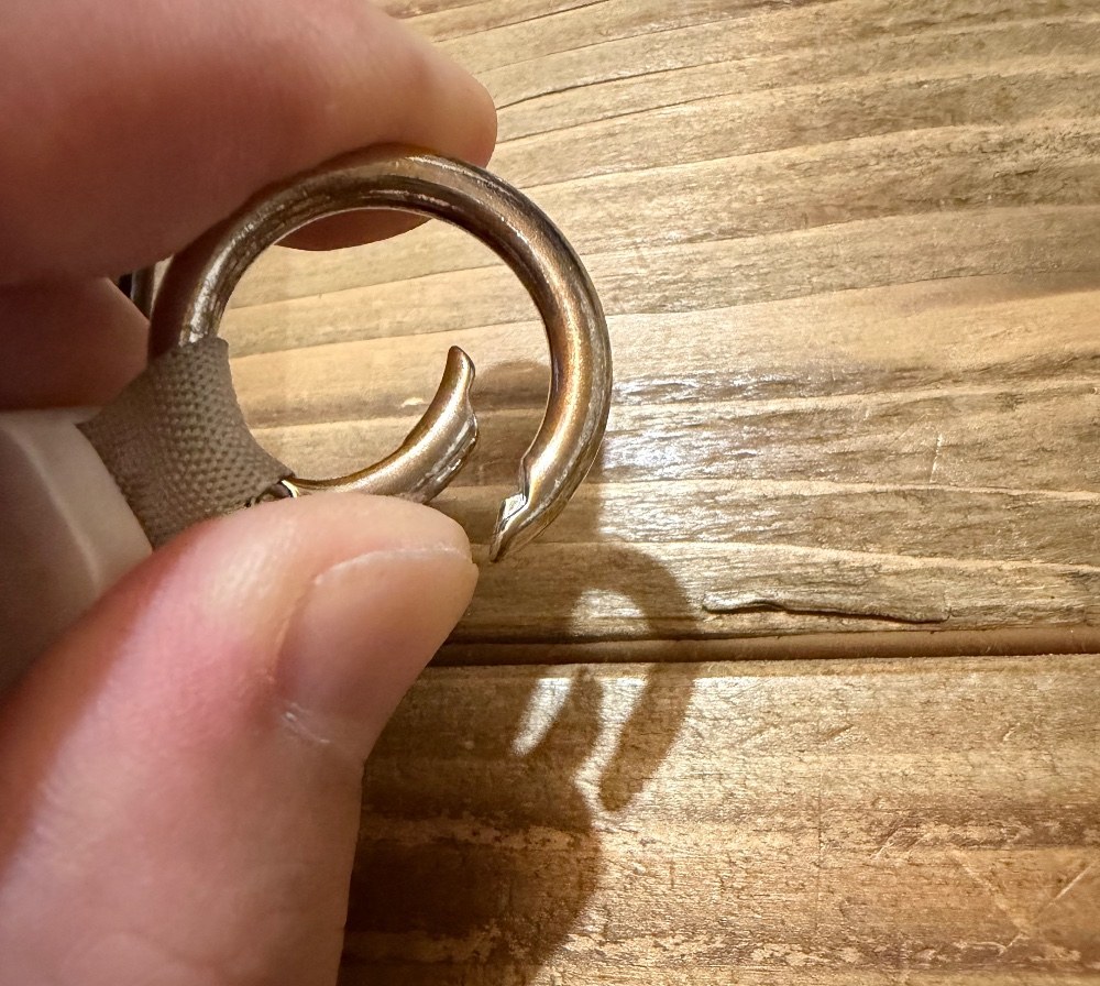 カラビナ付きなのでどこでも充電