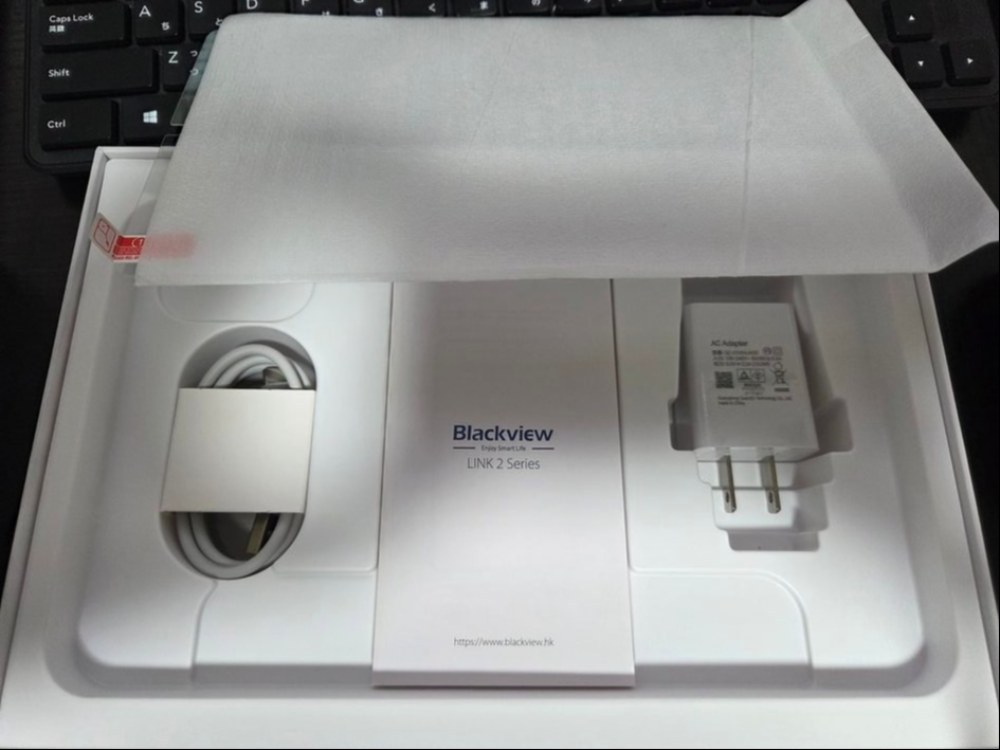 こわくて使えないコンセント、USBケーブル、なんと液晶保護ガラスフィルムまで入っていました。