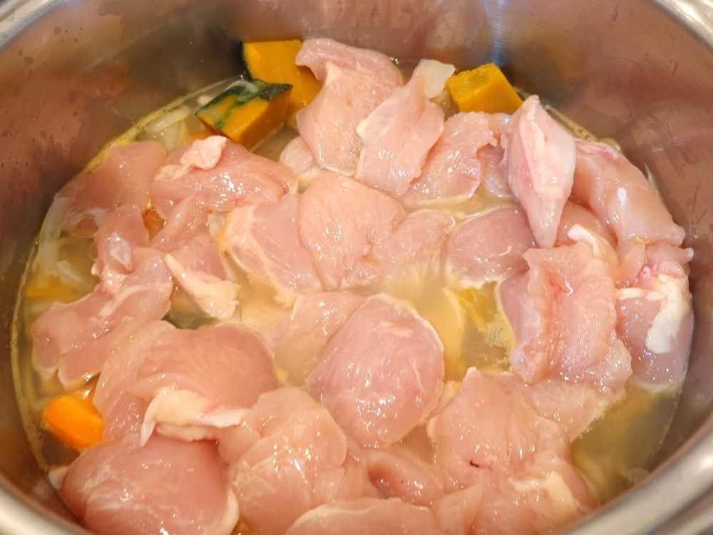 鶏むね肉700gを投入
