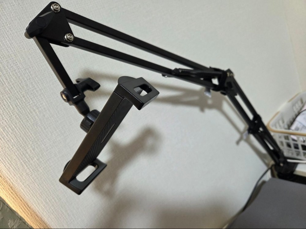 口を大きく開けた細身のカバのようです。