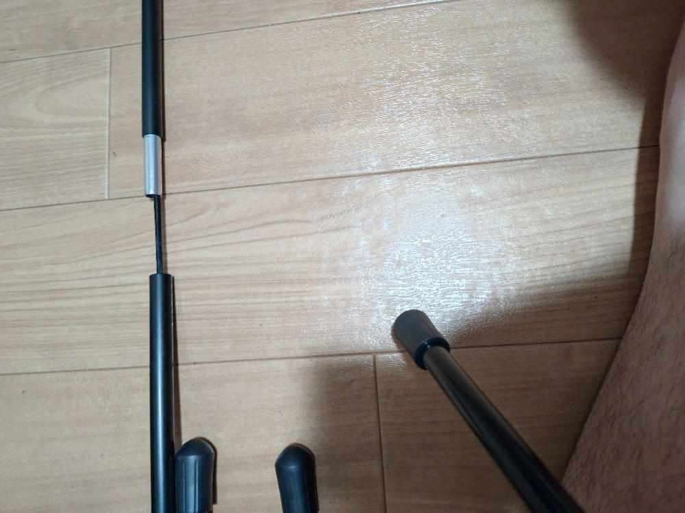 連結部はゴムが入っており,相手側に棒を差し込んで組み立てていく