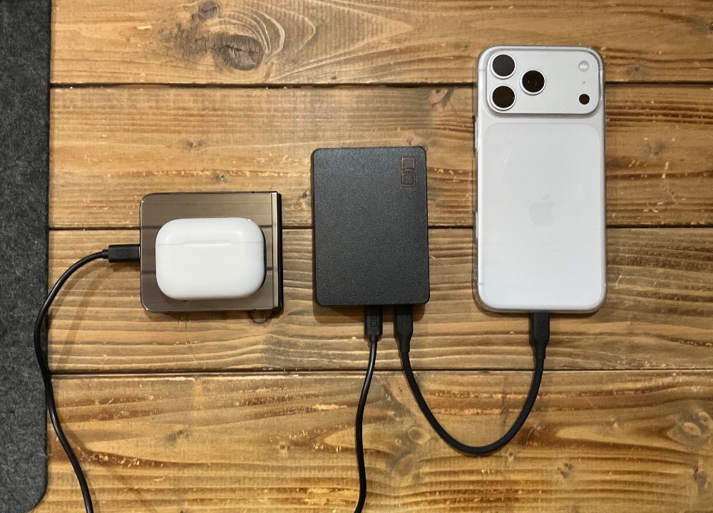 CIO SMARTCOBY TRIO 67Wには画像左側の付属のケーブルがあるけどノンシリコンでたわむのでイヤ・・
