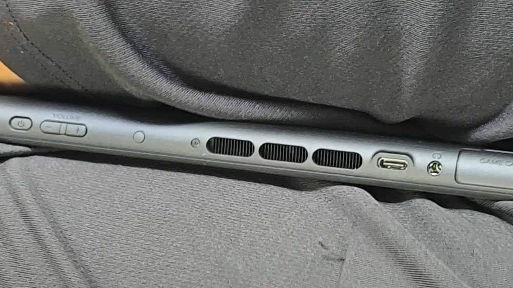 排気口やUSB-C