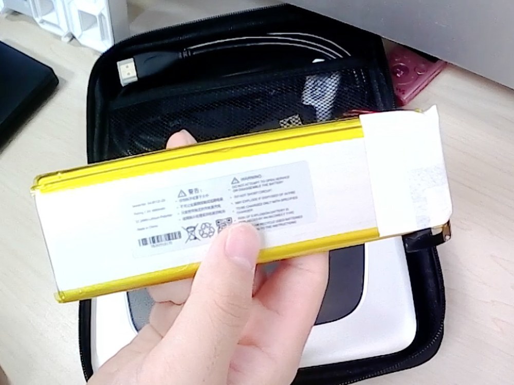 本来のバッテリーの姿。この角度だとわかりづらいけど薄っぺらい板状です。