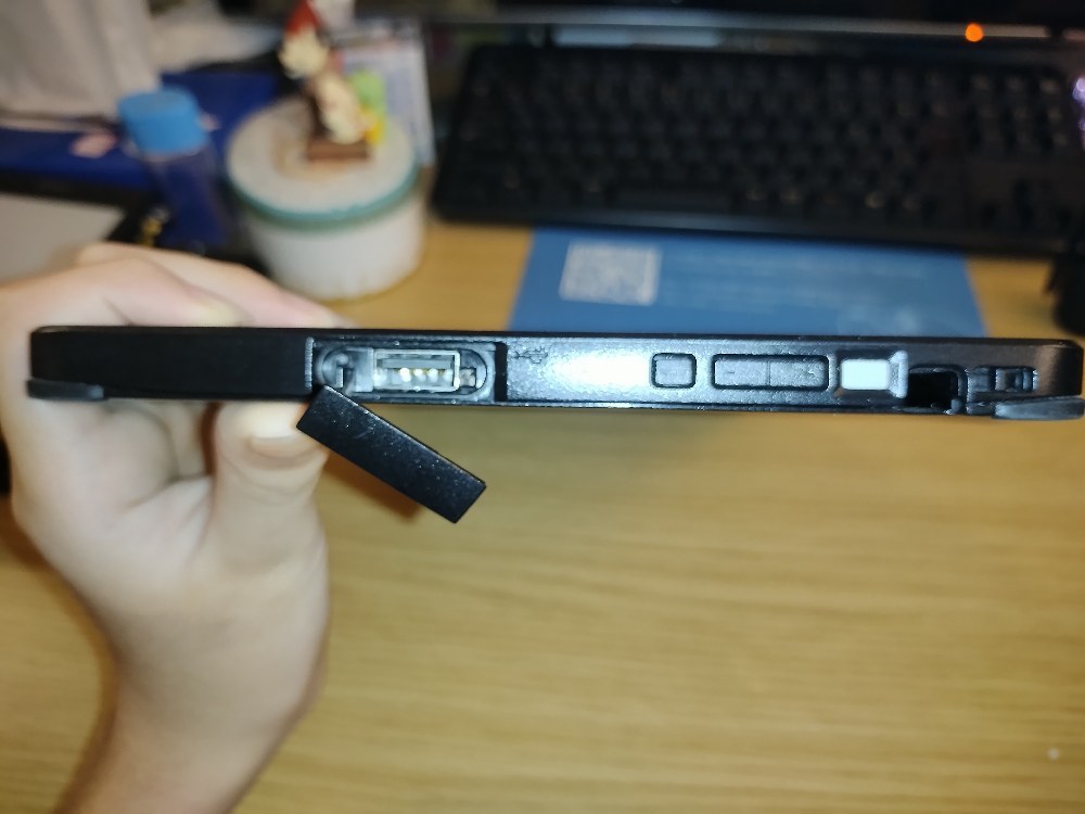 右のポート｜左からUSB、Windowsnボタン、音量、電源、ペン(付属していない)