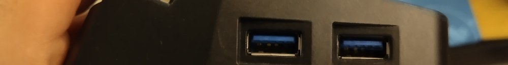 前から見て右のポート｜USB3.0?x2