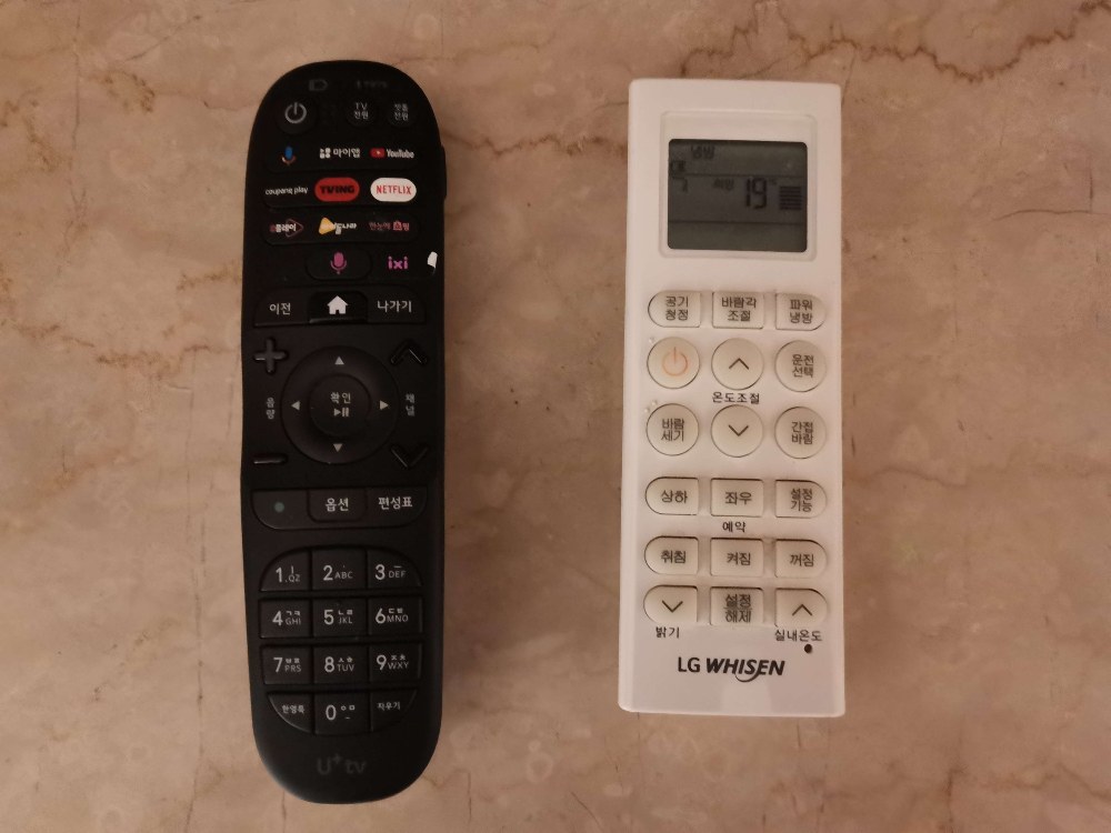 左がテレビ,右がエアコン。両方LG製。