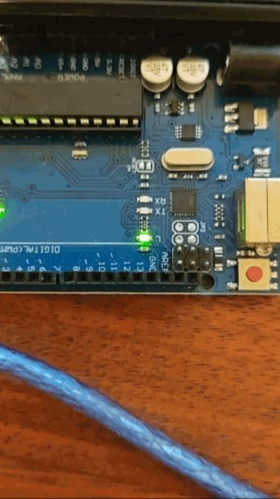 真ん中のLEDが消灯と点灯を繰り返す