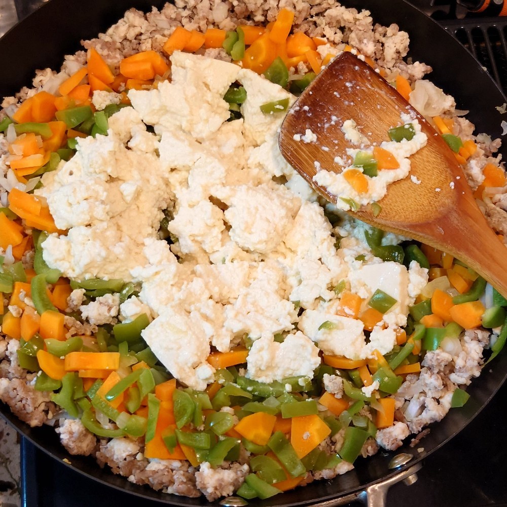 木綿豆腐を崩す図