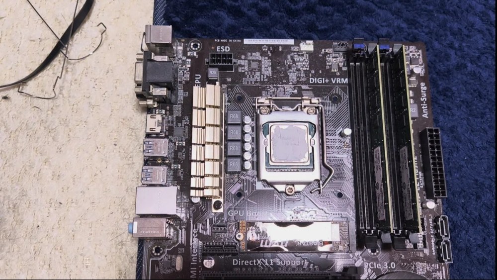 CPU、メモリ、ストレージをマザボに取り付け CPUグリスぬりぬり