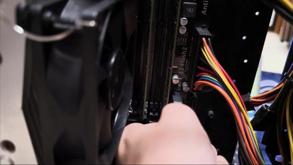 USB3.0コネクタ差し込み(見えずら…)