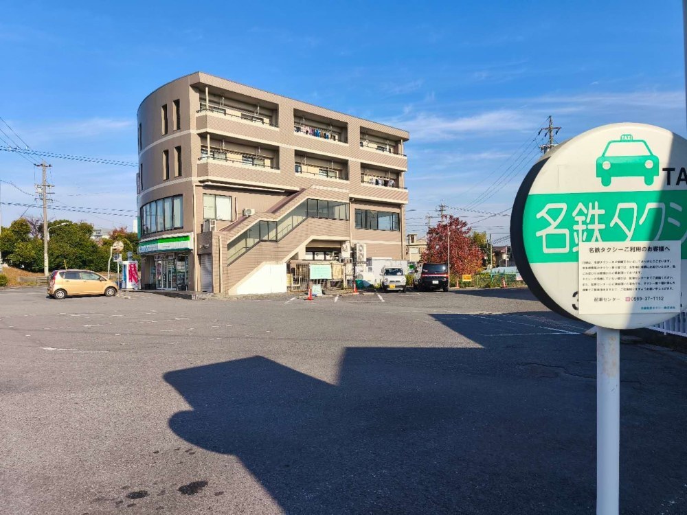 最寄駅前。JRの駅からここまでバス,ここからはタクシー。ちなみに駅前にタクシーいないのは驚いた。(なんか紙が貼ってある通り)