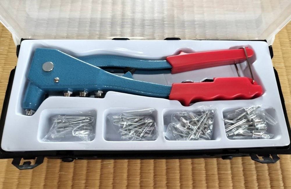 新潟精機 / ハンドリベッタ SR-1S。リベットの弾もついている。