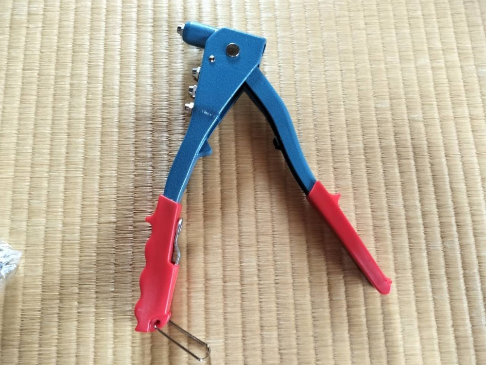 手で止めるので、「ハンド」リベッタ。