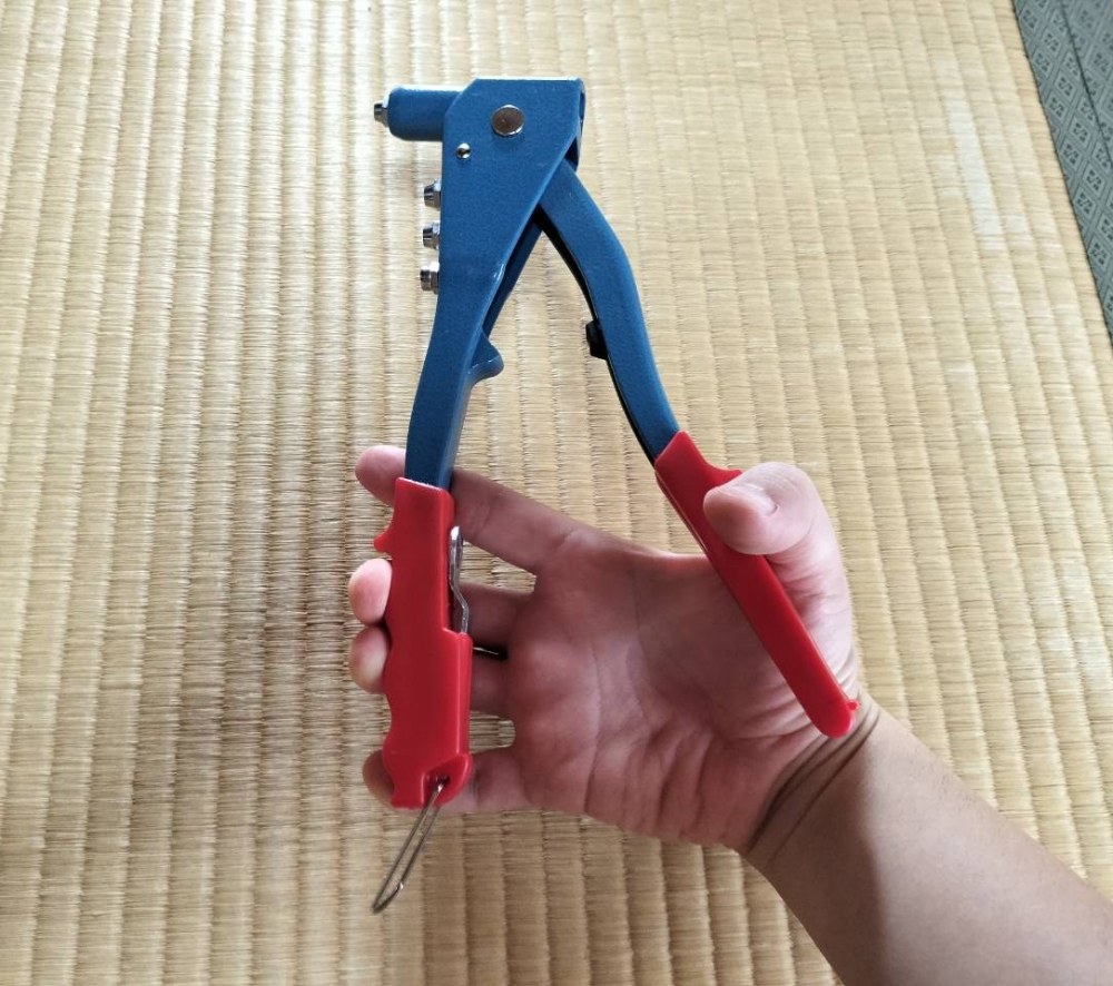 手で持ったところ。意外と幅広。
