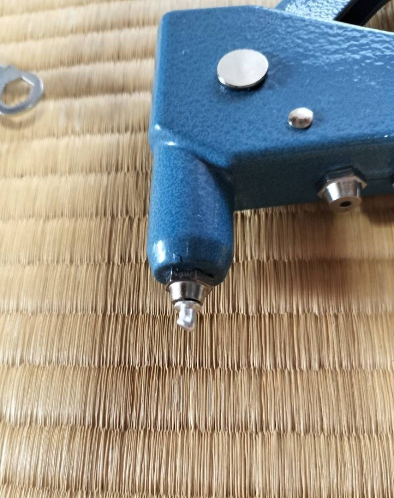 ハンドルを握ると、中で引っ張られて頭がつぶれてきます。
