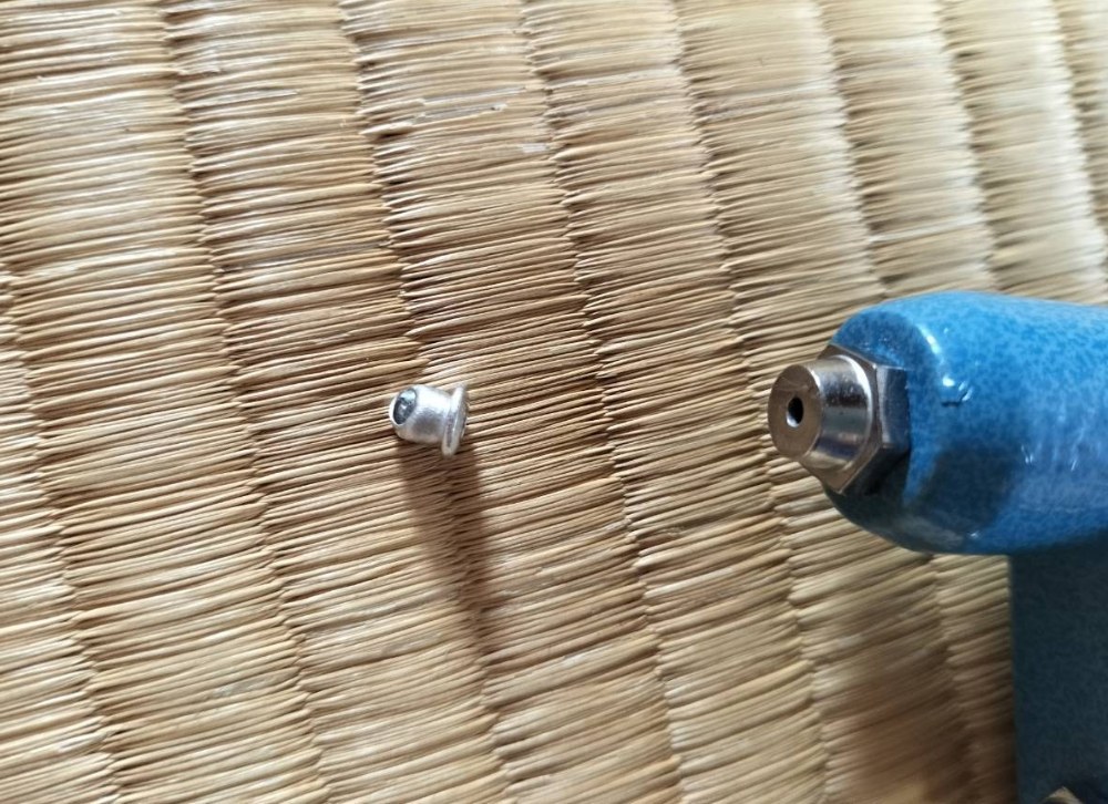 取れたリベット。なんか思ったよりも頭のつぶれ方がいびつだな?
