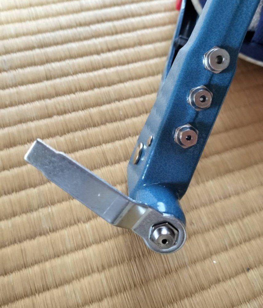 先についているノーズピースを外す。