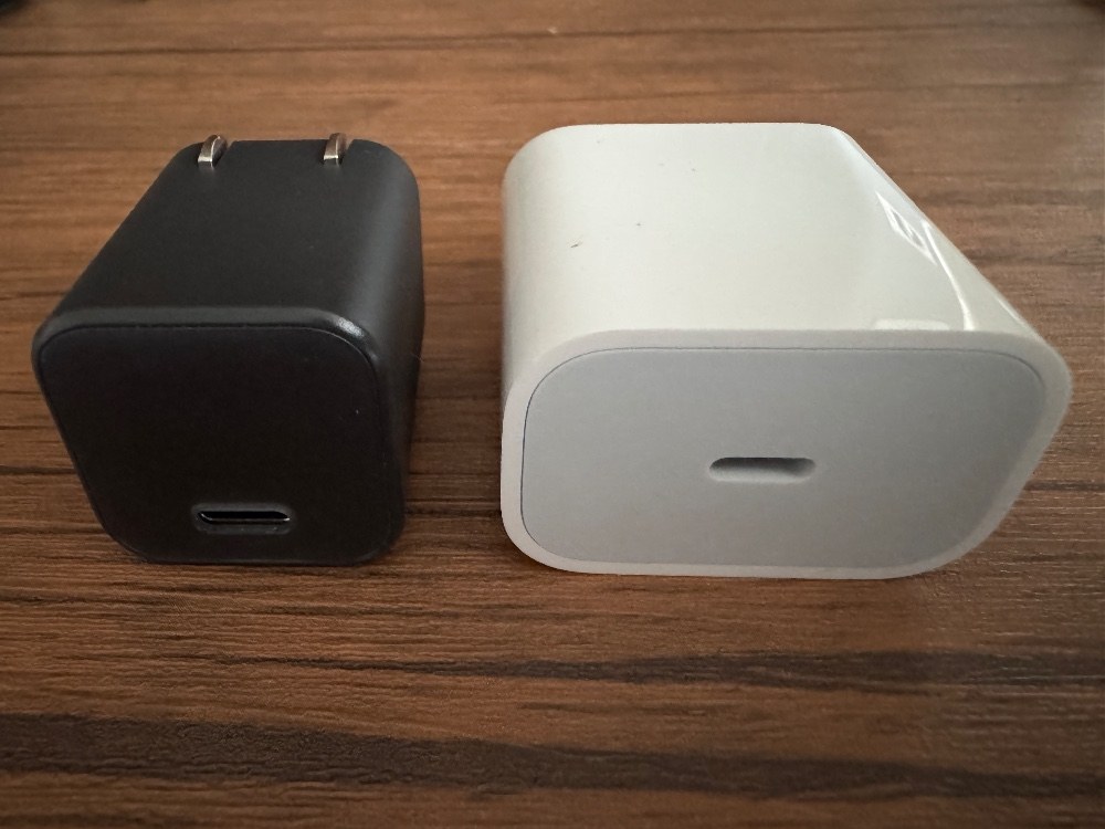 Apple純正は横幅があります。