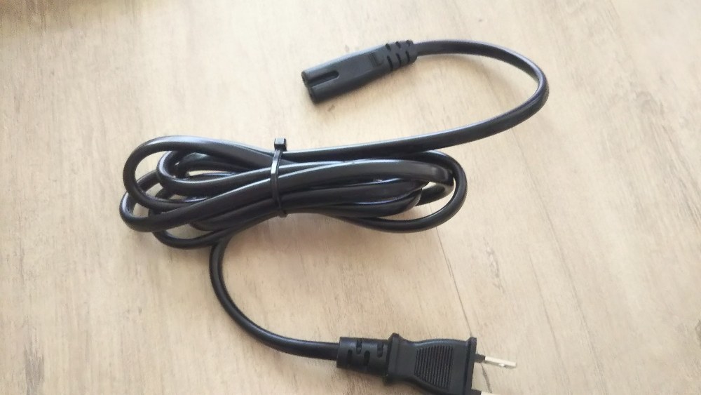 電源ケーブル。どうやら電源は内臓のようです
