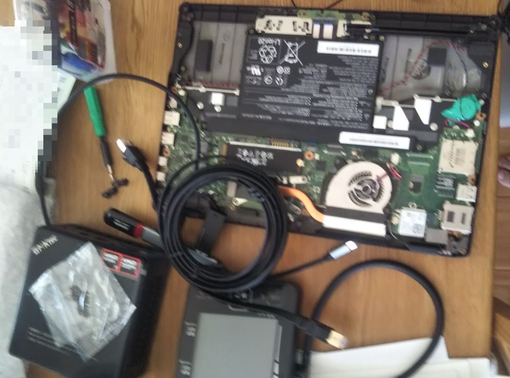 血圧計、分解しているノートPC、分解しているミニPC、ダイソーのUSBハブなどなど・・・はよ片付けろと家族によく言われます。