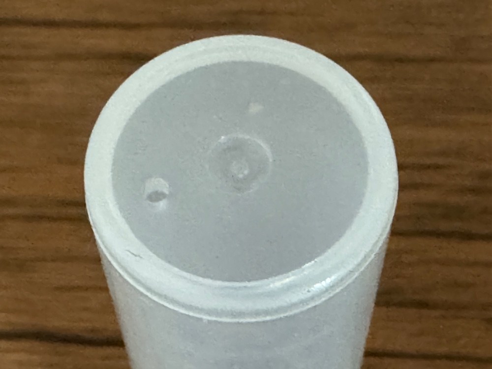 ケースの底に穴があり通気性を確保しています。
