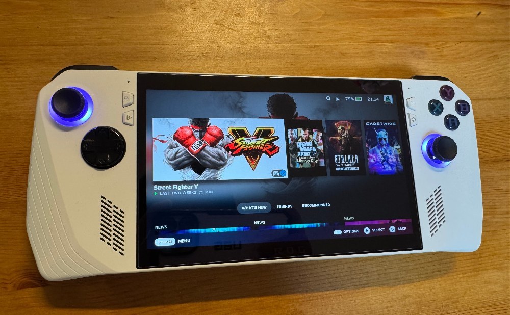 標準のWindows 11 Homeは削除して、SteamOSのクローンであるBazziteを導入してある