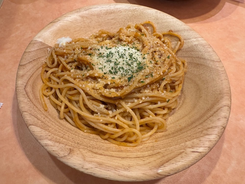 半熟卵のミートソースボロニア風。半熟卵が埋もれていて見えませんが。