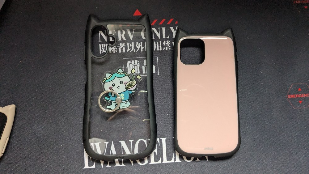 GalaxyA25 5GよりiPhone12のほうが小さい