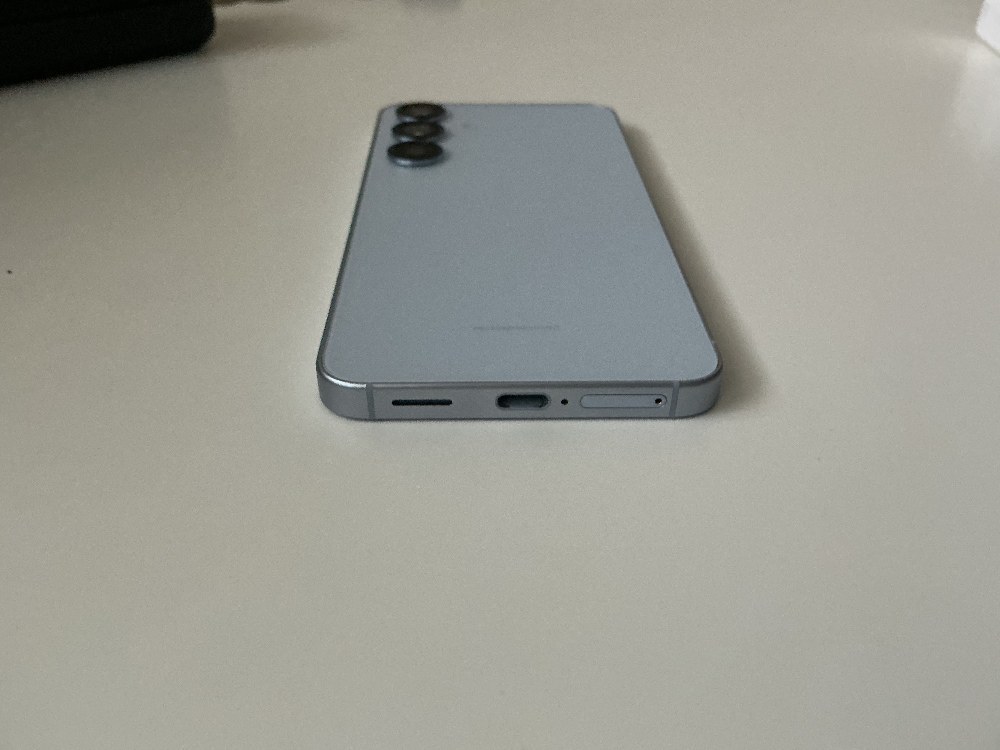 左からスピーカー、タイプc、マイク、SIMスロット