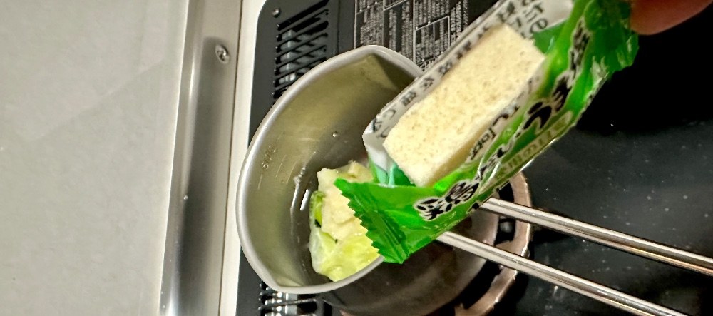 鍋キューブの中身はキャラメルくらいの大きさ。