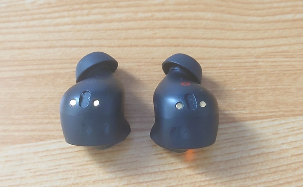 イヤホン本体裏から。謎の逆光。すまん