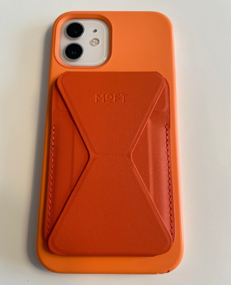 iPhone12の純正ケース(オレンジ)とSunsetもいい感じ