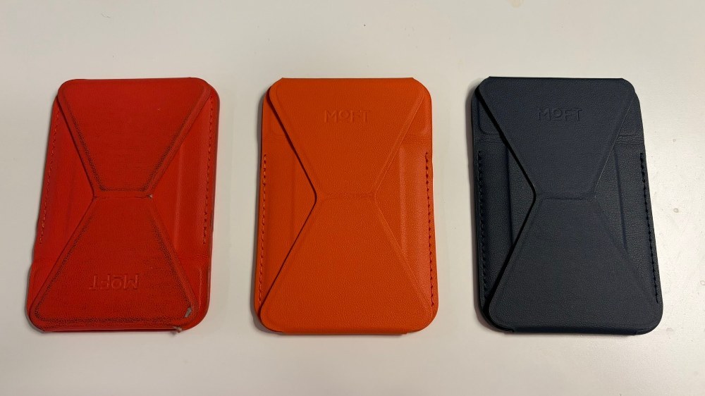 左から、以前に買ったSunset、新しく買ったSunrise、NaviBlue